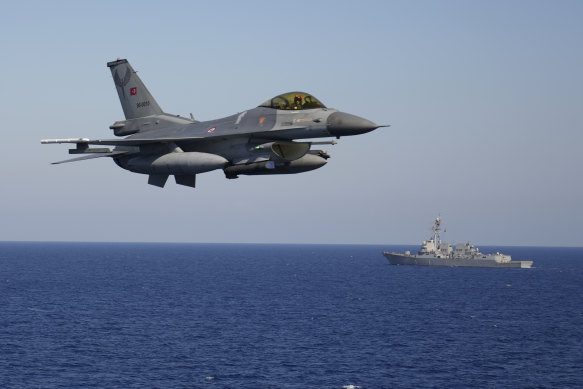 Bir Türk F16'sı, geçen yıl Türkiye'nin Akdeniz'deki batı kıyısında düzenlenen yıllık NATO donanma tatbikatı sırasında donanma gemilerinin üzerinden uçuyor.