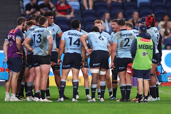 Jake Gordon addresses the Waratahs at Allianz Stadium.