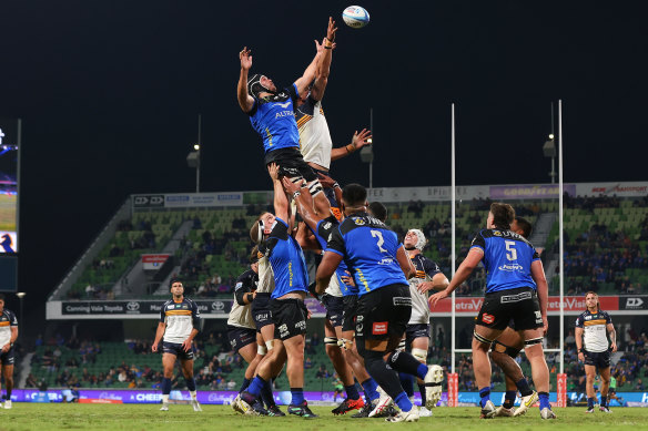 Western Force and the Brumbies contest a lineout.