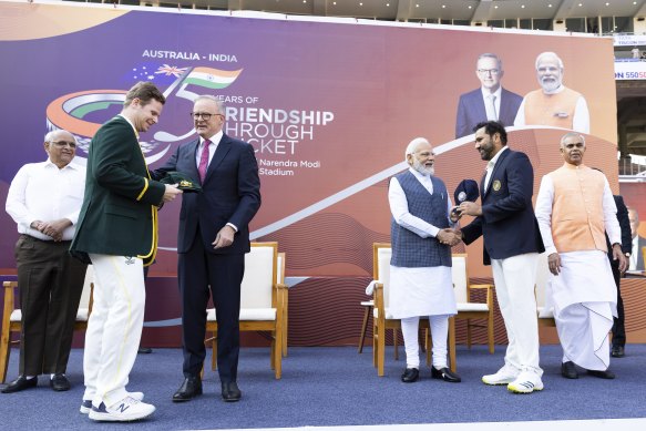 Anthony Albanese and Indian Prime Minister Narendra Modi present caps during the Border-Gavaskar Trophy in 2023.