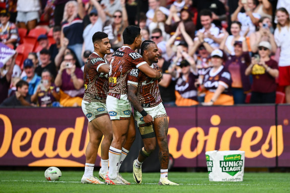 Ezra Mam scores for the Brisbane Broncos.