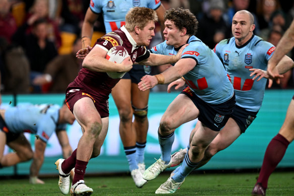 Tom Dearden runs for the Queensland Maroons against the NSW Blues.