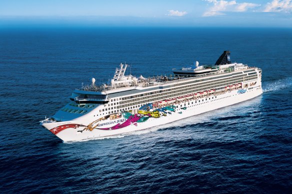 The Norwegian Jewel at sea.