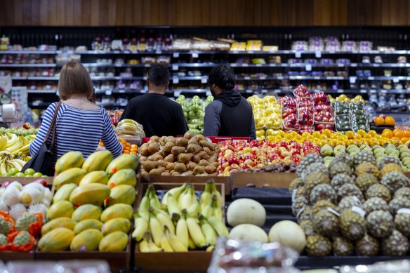 The Albanese government says its supports recommendations for a mandatory code of conduct for major supermarkets. 