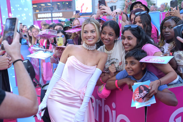 Robbie meets fans at the Barbie premiere in London. 