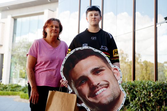 No voters Pauline Horder and Jocelyn Murray holding a cutout of NRL star and Yes supporter Nathan Cleary.