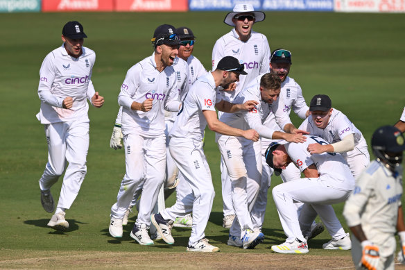 The England team congratulate Ben Stokes after his runout of Ravindra Jadeja.