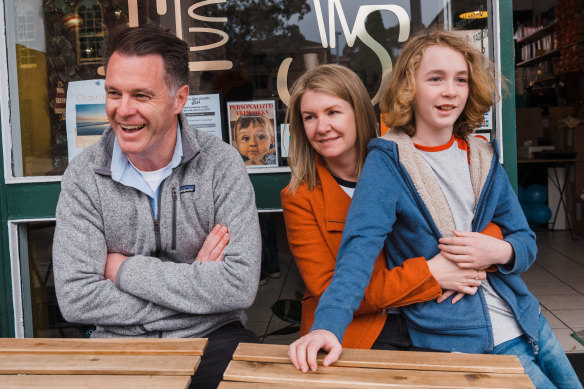 Premier-elect Chris Minns with his wife, Anna, and son at a cafe in Kogarah.