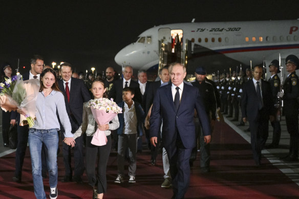 Russian President Vladimir Putin welcomes Russian citizens released in a prisoner swap including Anna Dultseva, Artem Dultsev and their children.