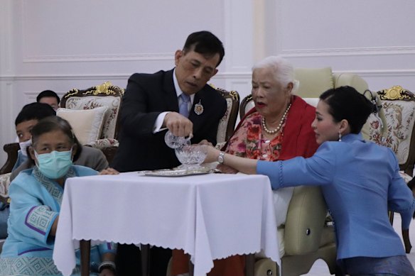 A Rainha Sirikit comemora seu 88º aniversário com seu filho, o Rei Vajiralongkorn, a filha Princesa Sirindhorn (à esquerda) e a nora Rainha Suthida (à direita). 