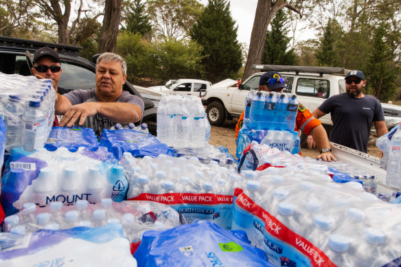 Community members from Russell Vale deliver water, food and other supplies for families affected by bushfires. 