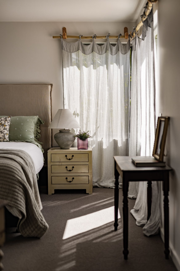 There’s clever repetition (linen light shades, natural tones and textures, reclaimed timber tables, leather chairs, lots of glass) linking Ghost Rock’s cellar door, its light-filled eatery and adjacent Vineyard House. 