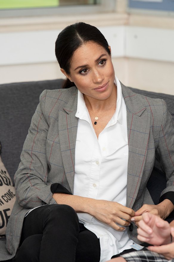 Meghan Markle wearing Natalie Marie necklace and Outland Denim jeans while in Australia in October 2018.