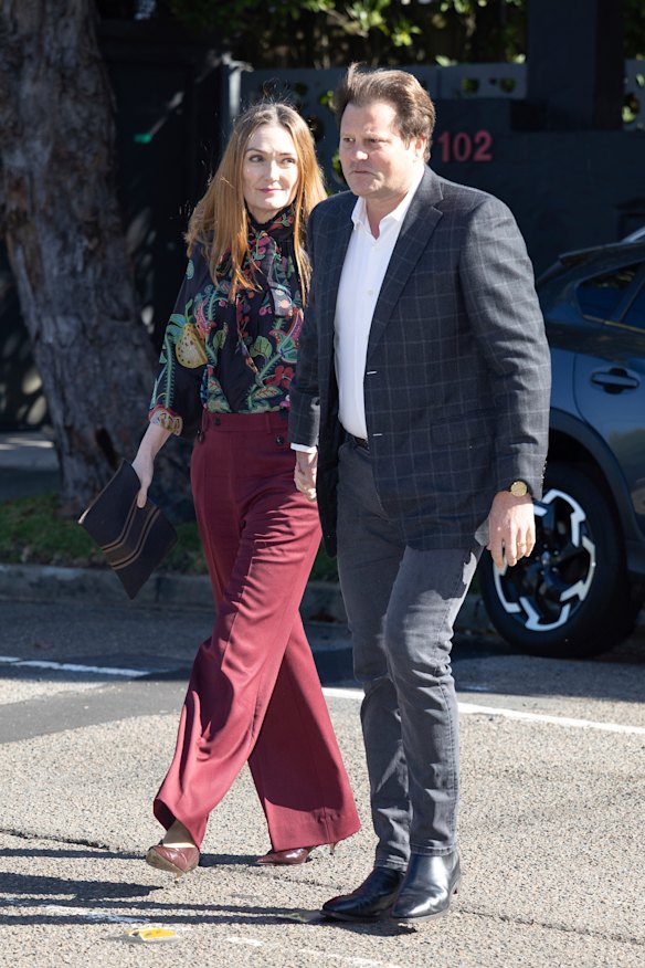 Siobhan McKenna y su esposo James Flintoft llegan a la fiesta de Navidad de Murdoch en diciembre.