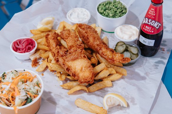 Peixe do dia e batatas fritas no Rosie's em Coledale.