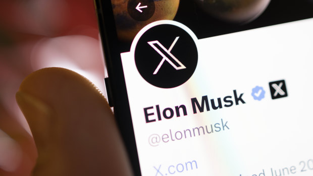 Elon Musk threatens to put Twitter behind a paywall