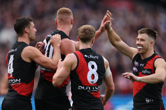 Red-hot first quarter by Essendon; Pendlebury gets to 10,000 career possessions