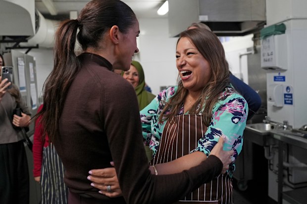  Meghan, Duchess of Sussex, left, meets a volunteer at the Himmah Hub in Nottingham, England, Thursday, Oct. 15, 2026