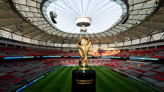 Anfitrião com mais: troféu da Copa do Mundo FIFA em exibição no BC Place Stadium, Vancouver (imagem composta)