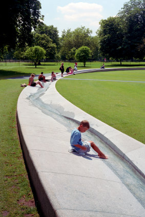 Diana, Princess of Wales Memorial Fountain, London, Gustafson Porter + Bowman (2004).