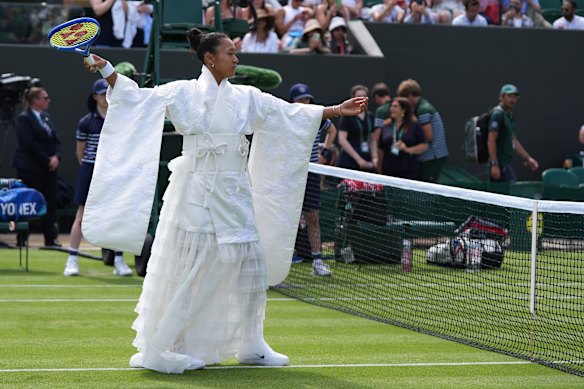 Osaka volvió a robarse el espectáculo cuando salió con un vestido completamente blanco inspirado en los vestidos ceremoniales japoneses.