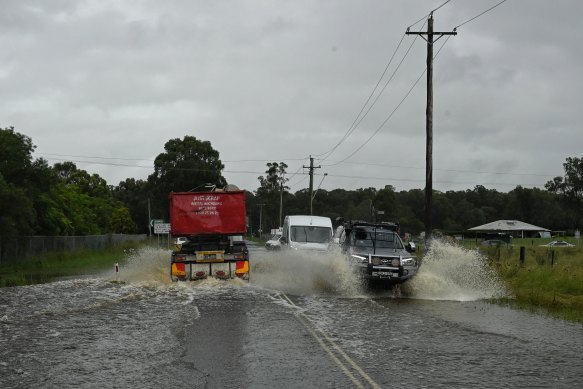 Minor flooding in Llandilo, as Sydney prepares for heavy rainfall.