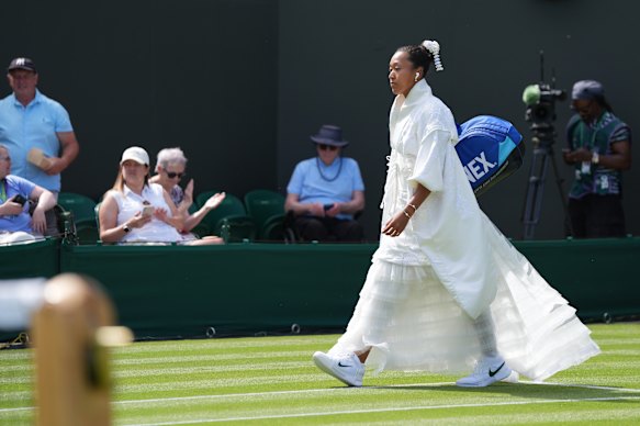Naomi Osaka celebra su gran aparición en Wimbledon.