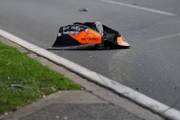 Uma parte do carro de Oscar Piastri está parada na estrada.