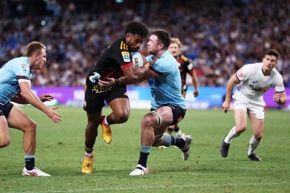 Emoni Narawa scores a try.