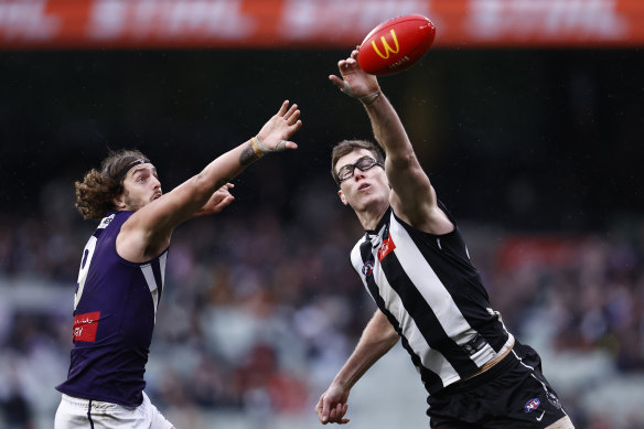 Collingwood’s Mason Cox outreaches ruck opponent Luke Jackson.