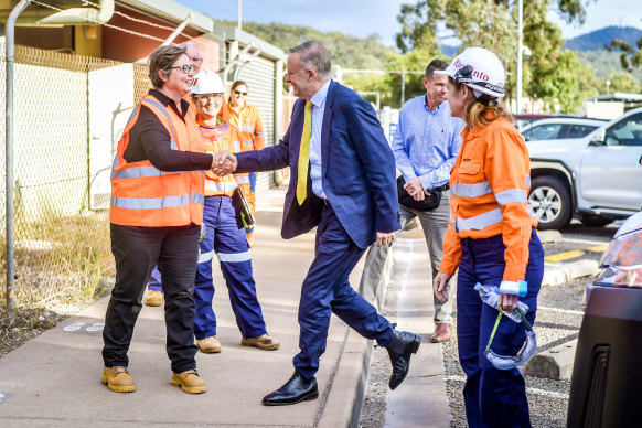 总理 Anthony Albanese 去年 6 月参观了 Gladstone 附近的 Rio Tinto 的 Yarwun 氧化铝精炼厂。