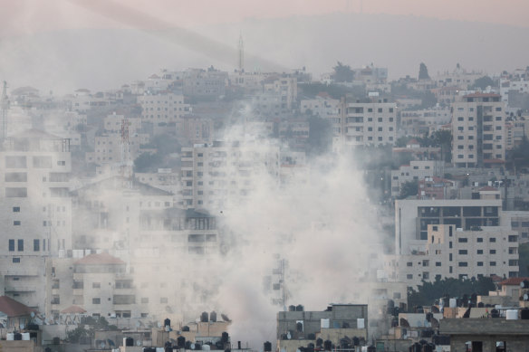 3 Temmuz'da İsrail işgali altındaki Batı Şeria'da İsrail askeri operasyonu sırasında dumanlar yükseliyor.