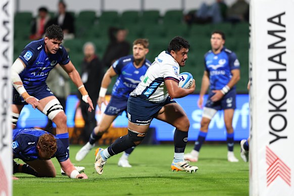 Ioane Moananu dos Waratahs marca um try.