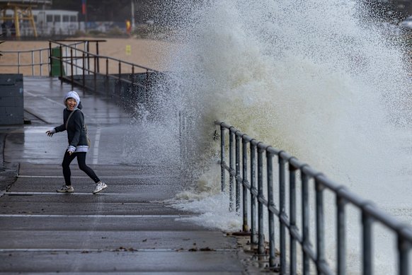 O mar agitado surpreende quem caminha pela esplanada de Cronulla na manhã de sábado. 