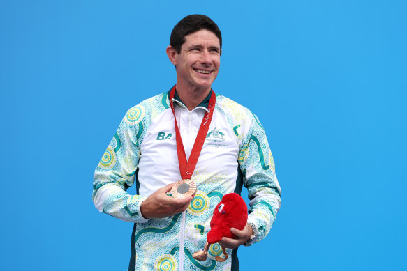 Darren Hicks poses with his bronze medal.