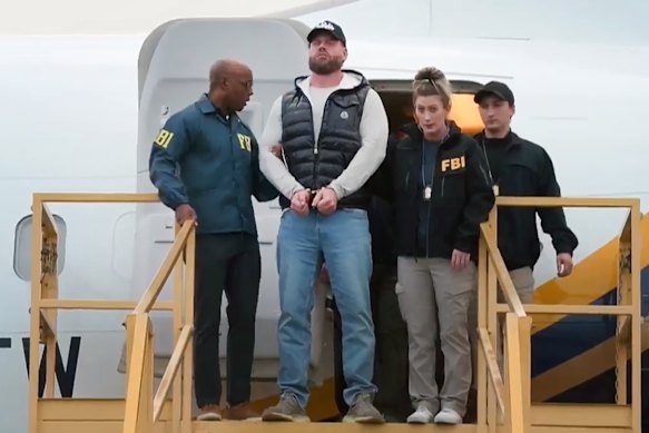 Uma imagem tirada de um vídeo e fornecida pelo FBI mostra Wedding sendo retirado de um avião no Aeroporto Internacional de Ontário, na Califórnia, na sexta-feira.