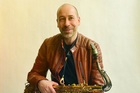 Jerome Sabbagh toca saxofone tenor arejado.