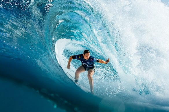 Tyler Wright tames Pipeline in 2025.