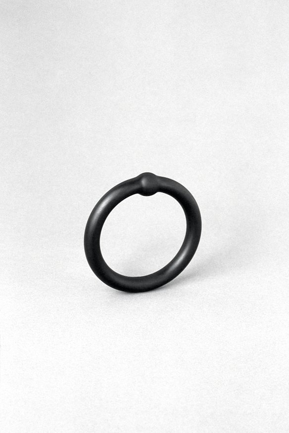 Otto Kunzli’s ‘Gold Macht Blind’ bracelet.