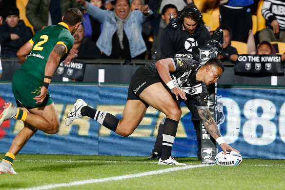 Wide man: Ken Maumalo touches down for New Zealand at Mt Smart Stadium in Auckland.