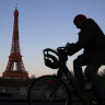 Paris cuts speed limit to 30km/h to encourage walking and cycling