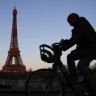 Paris cuts speed limit to 30km/h to encourage walking and cycling