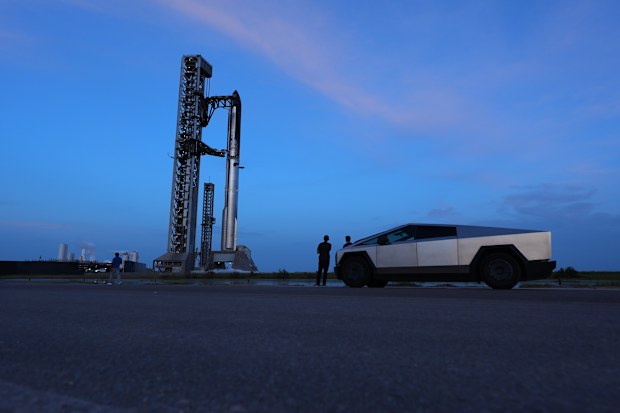 SpaceX’nin hisse değeri son bir ayda düştü.