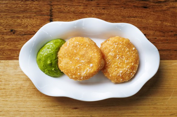  Arepas served with guasacaca sauce.
