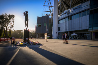 People left tributes to Shane Warne at the cricketer’s statue. 