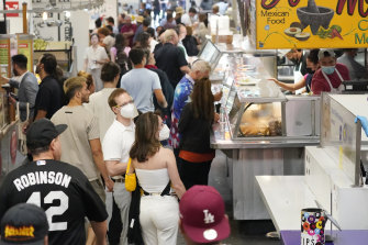 Kişisel tercih: Maskeli ve maskesiz müşteriler geçen hafta Los Angeles'taki Grand Central Station içindeki yiyecek stantlarına göz attı.