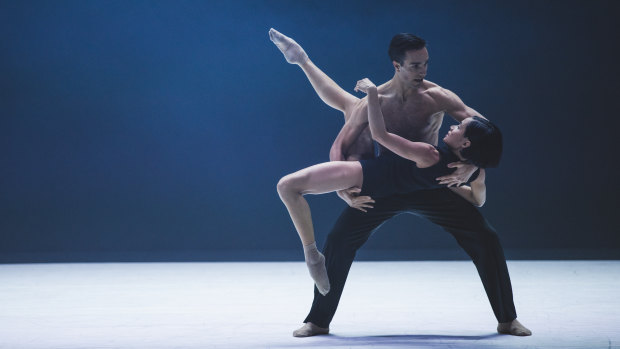 Charmene Yap and Davide Di Giovanni in Sydney Dance Company’s <i>ab [intra]</i> at Canberra Theatre.