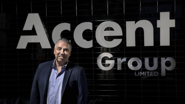 Accent CEO Daniel Agostinelli has decided to close all the retailer's stores for four weeks.
