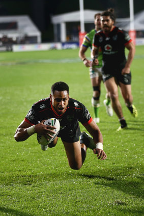 David Fusitu'a of the Warriors scores a try.