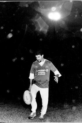 Jeff Fenech shows his style with the ball on May 2, 1989.